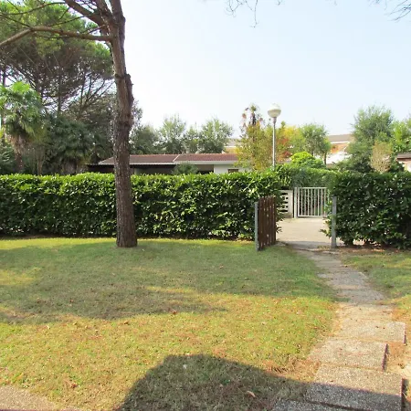 Villa Comfortable With Fenced Garden